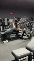 Göğüs ve triceps kuvveti için barbel bench press demosu
