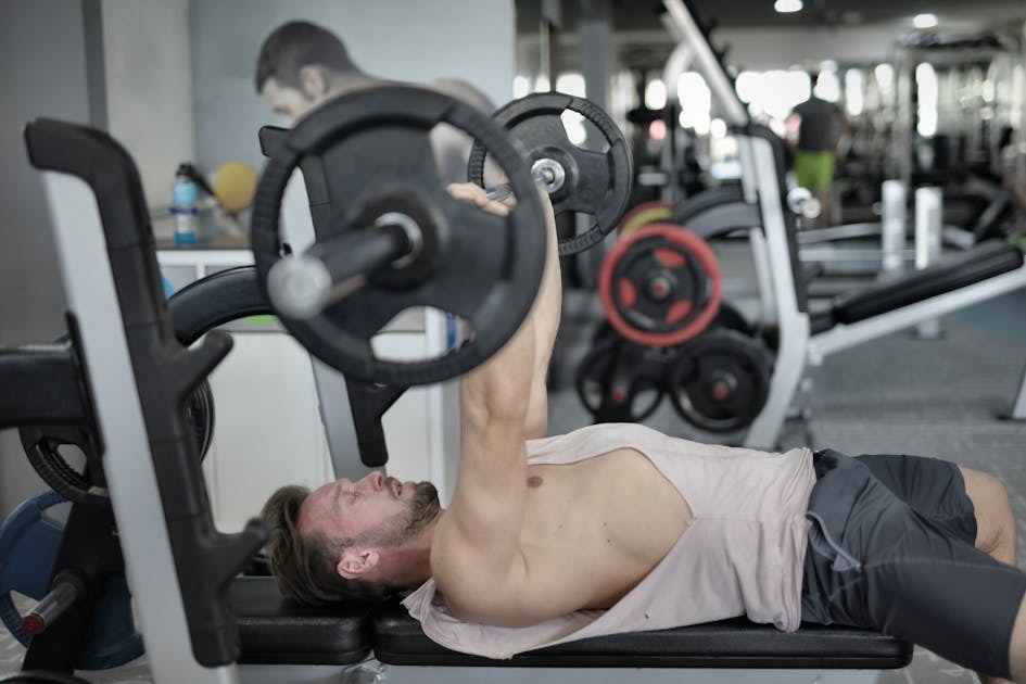 Man bench press